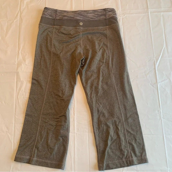 ๐๏ธโโ๏ธ Elevate Your Workout with Lululemon Grey Workout Capris - Size 6 ๐ช๏ธ - Picture 6 of 8